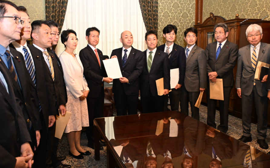 すでに紙の保険証は廃止されたが未だに存続を求める立憲民主党